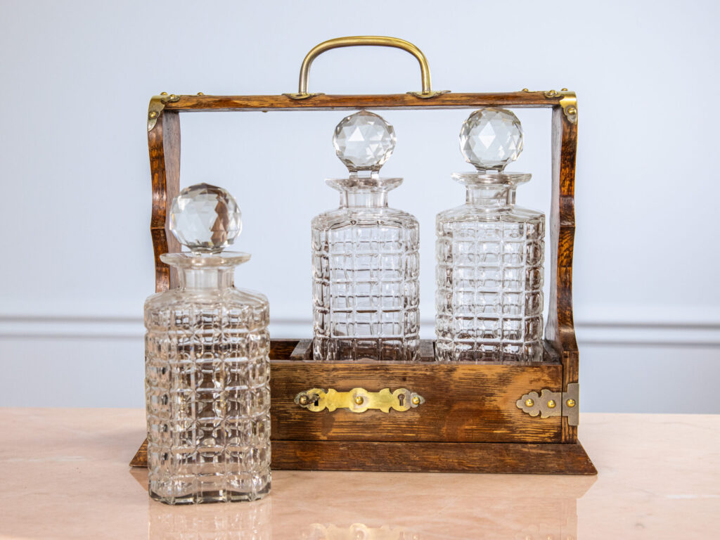 Антикварний бар-тантал з трьома графинами