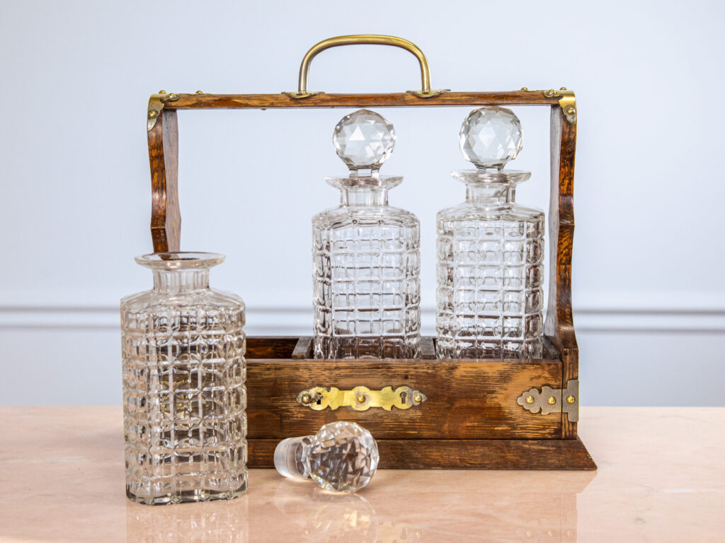 Антикварний бар-тантал з трьома графинами