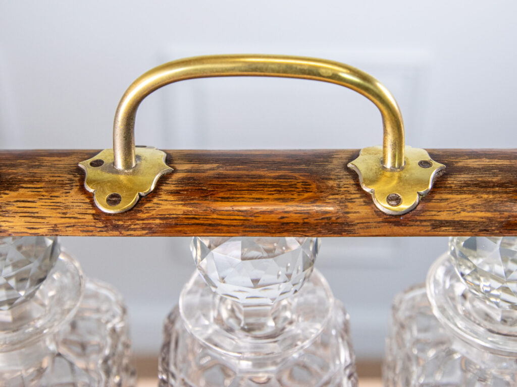 Антикварний бар-тантал з трьома графинами