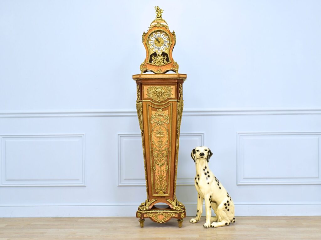 Антикварний годинник на постаменті