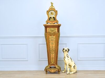 Антикварний годинник на постаменті