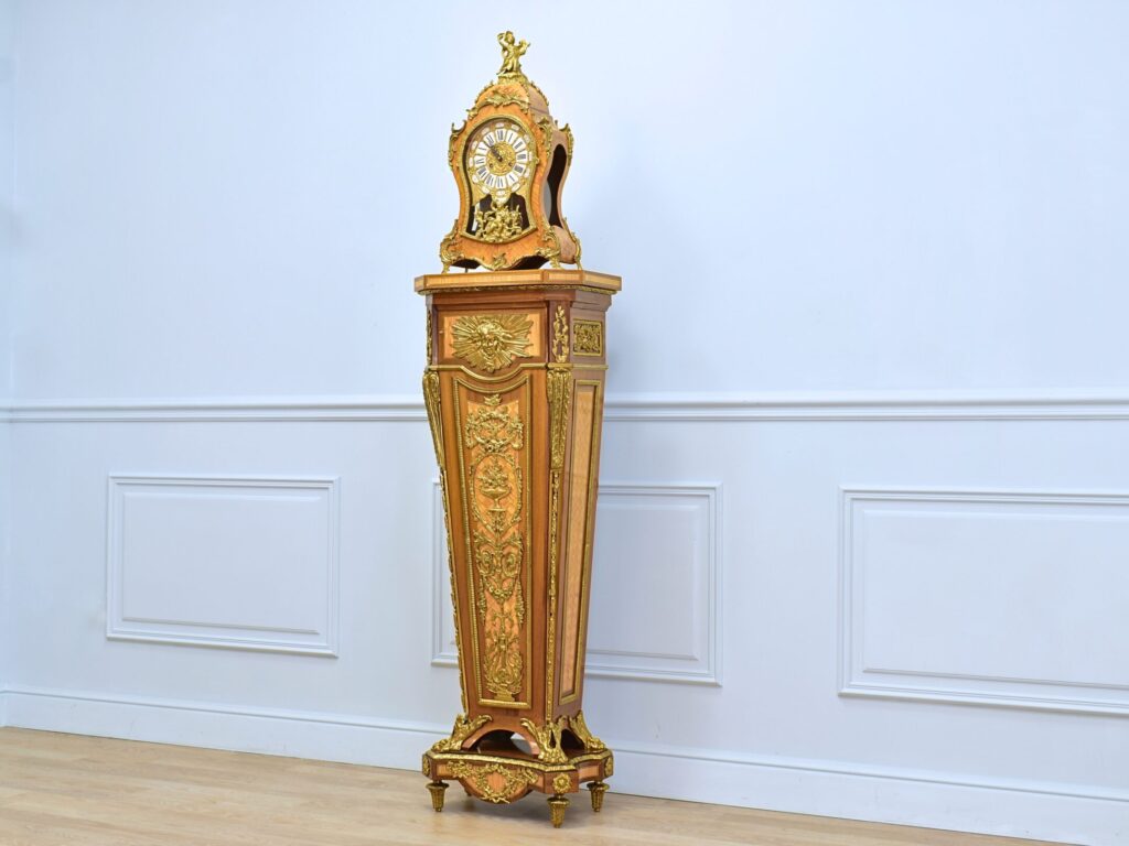 Антикварний годинник на постаменті