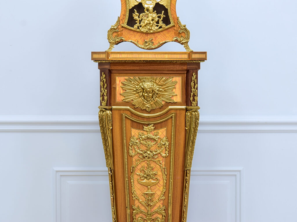 Антикварний годинник на постаменті