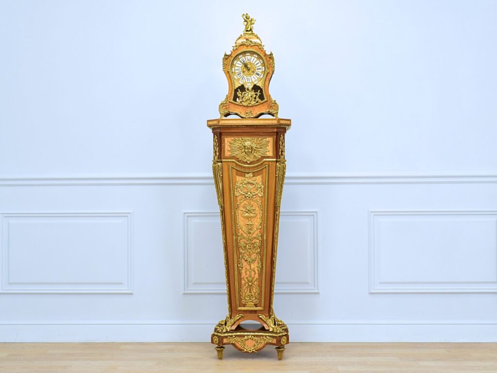 Антикварний годинник на постаменті