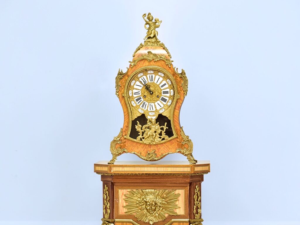 Антикварний годинник на постаменті