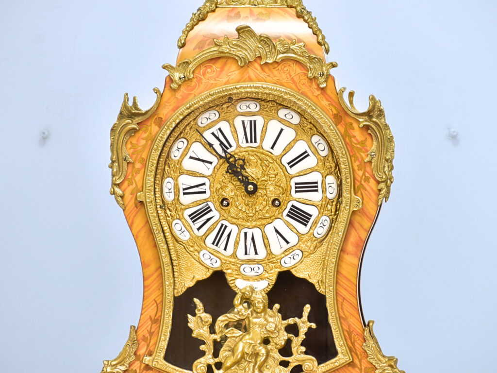 Антикварний годинник на постаменті