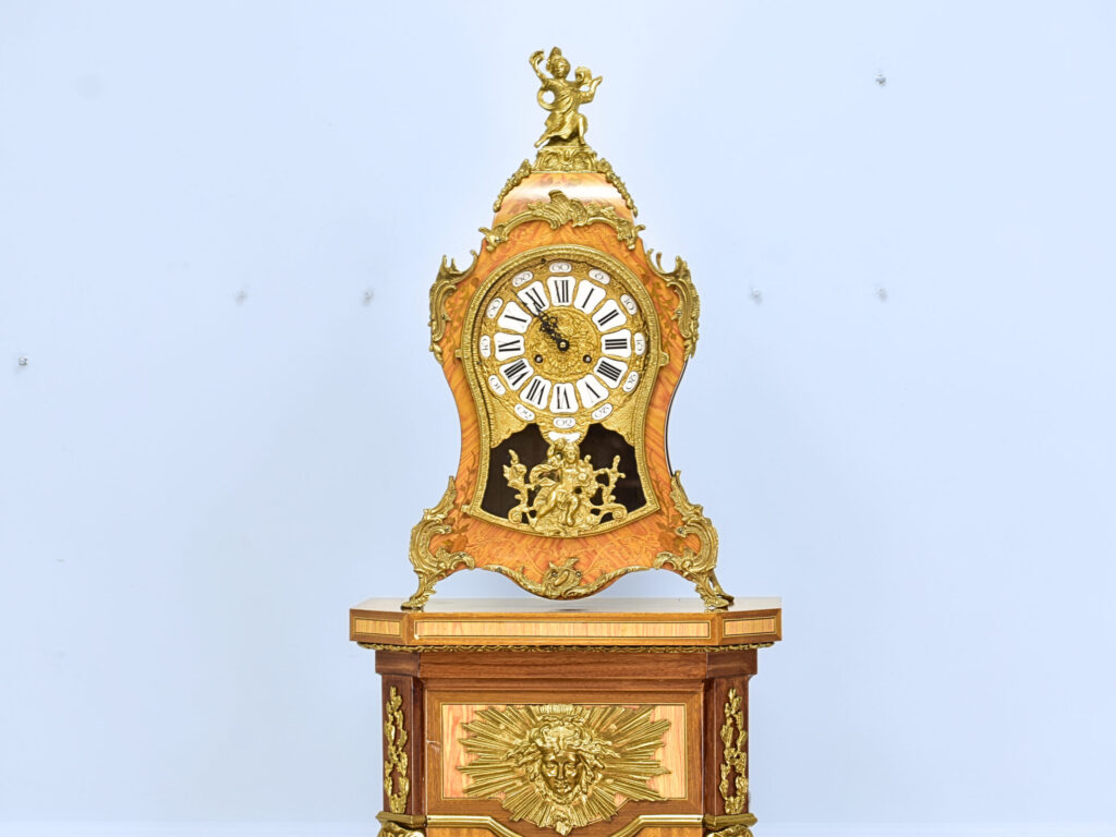 Антикварний годинник на постаменті