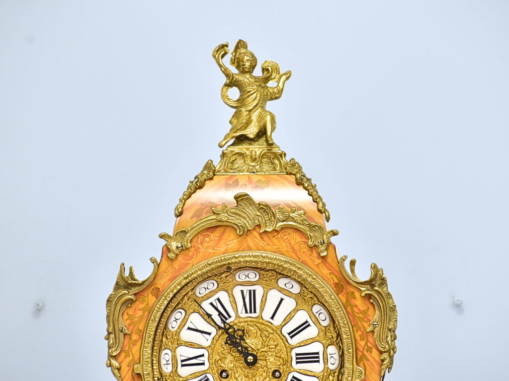 Антикварний годинник на постаменті