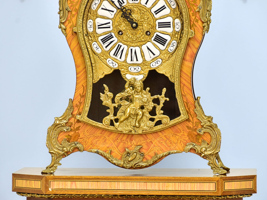 Антикварний годинник на постаменті