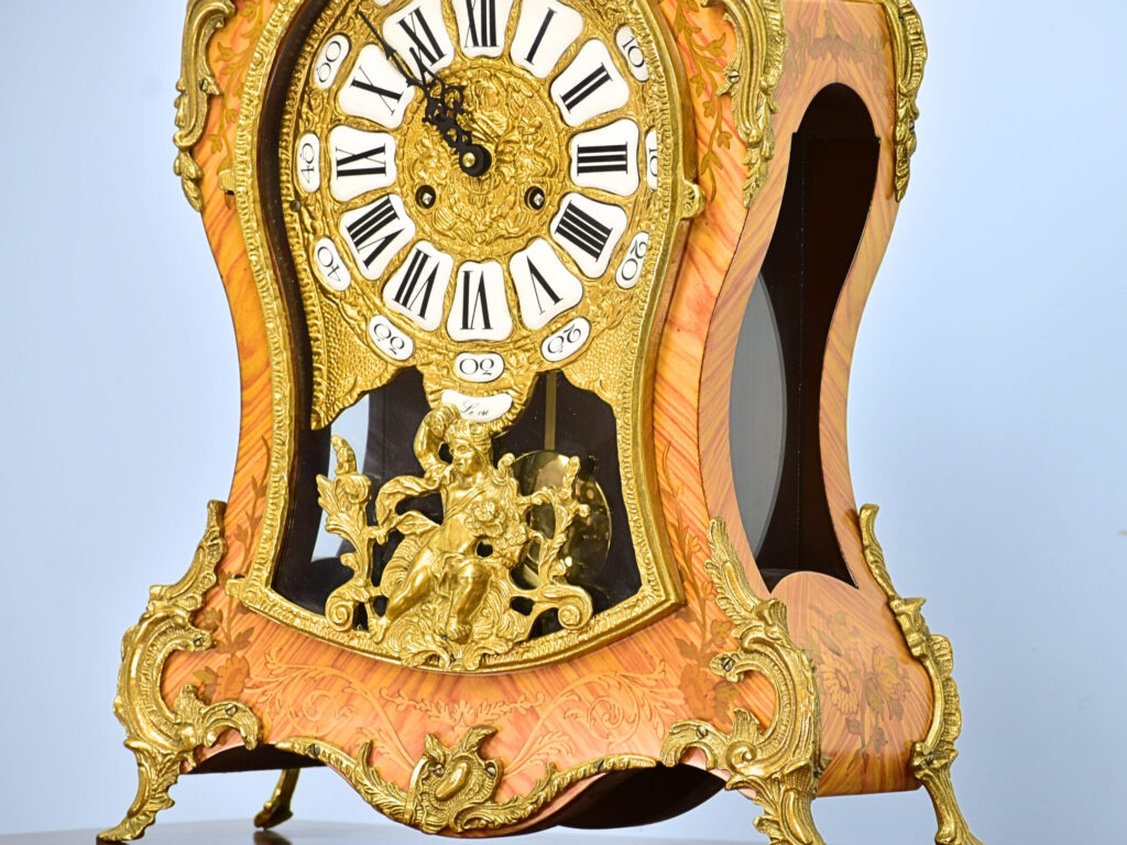 Антикварний годинник на постаменті