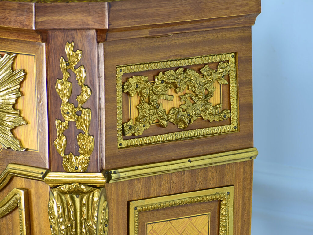 Антикварний годинник на постаменті