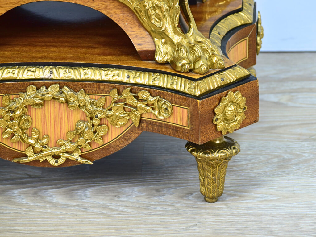 Антикварний годинник на постаменті