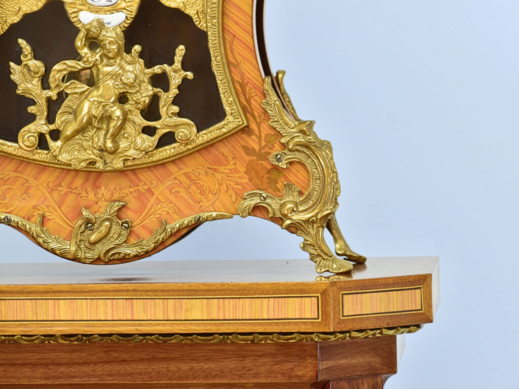 Антикварний годинник на постаменті