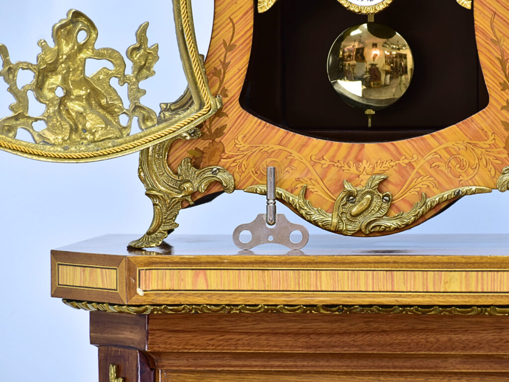 Антикварний годинник на постаменті