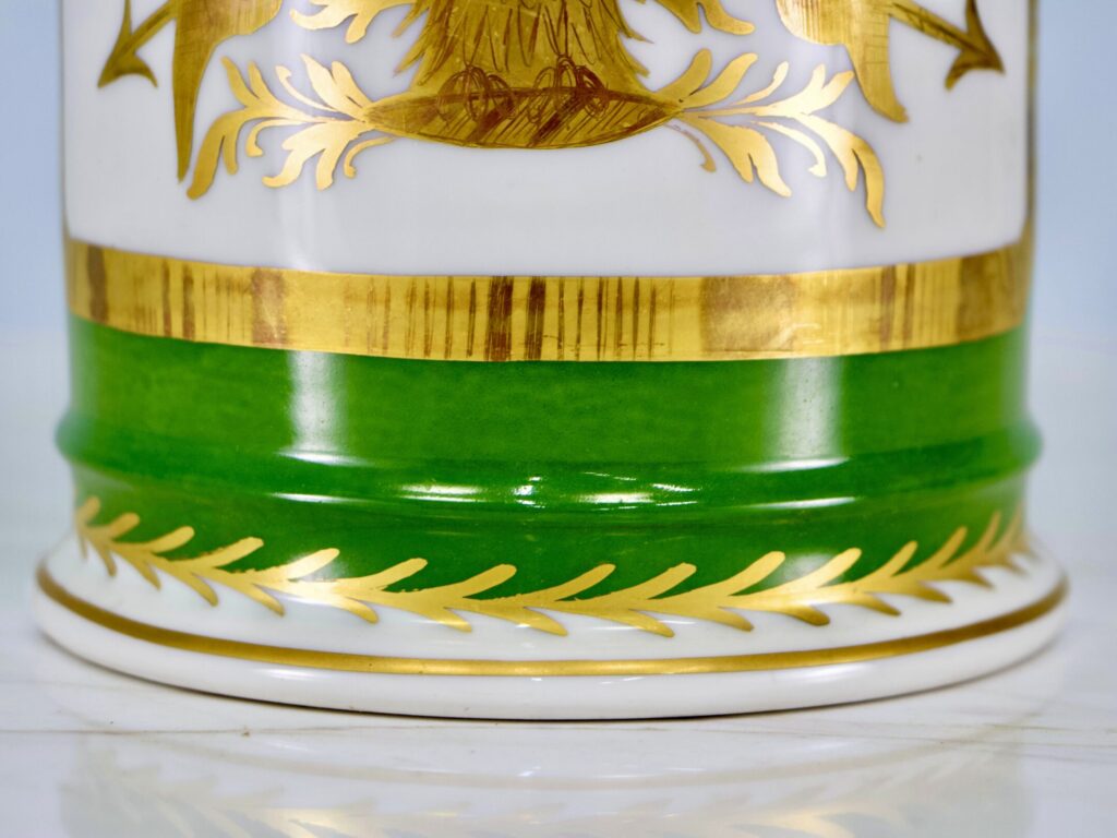 Антикварна фармацевтична банка в стилі Ампір