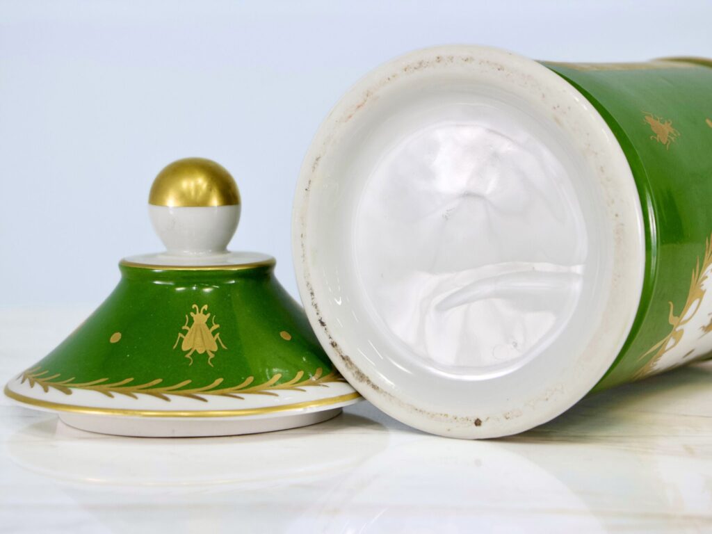 Антикварна фармацевтична банка в стилі Ампір