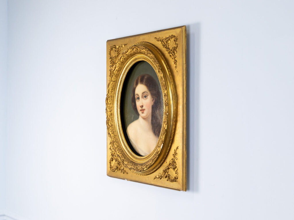 Антикварний портрет молодої дівчини