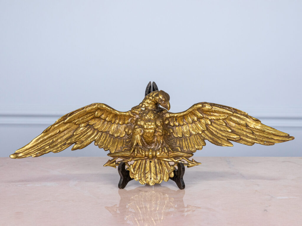 Антикварна декорація у вигляді орла з розпростертими крилами