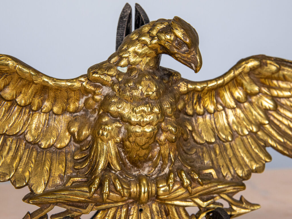 Антикварна декорація у вигляді орла з розпростертими крилами