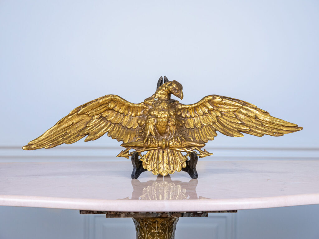 Антикварна декорація у вигляді орла з розпростертими крилами