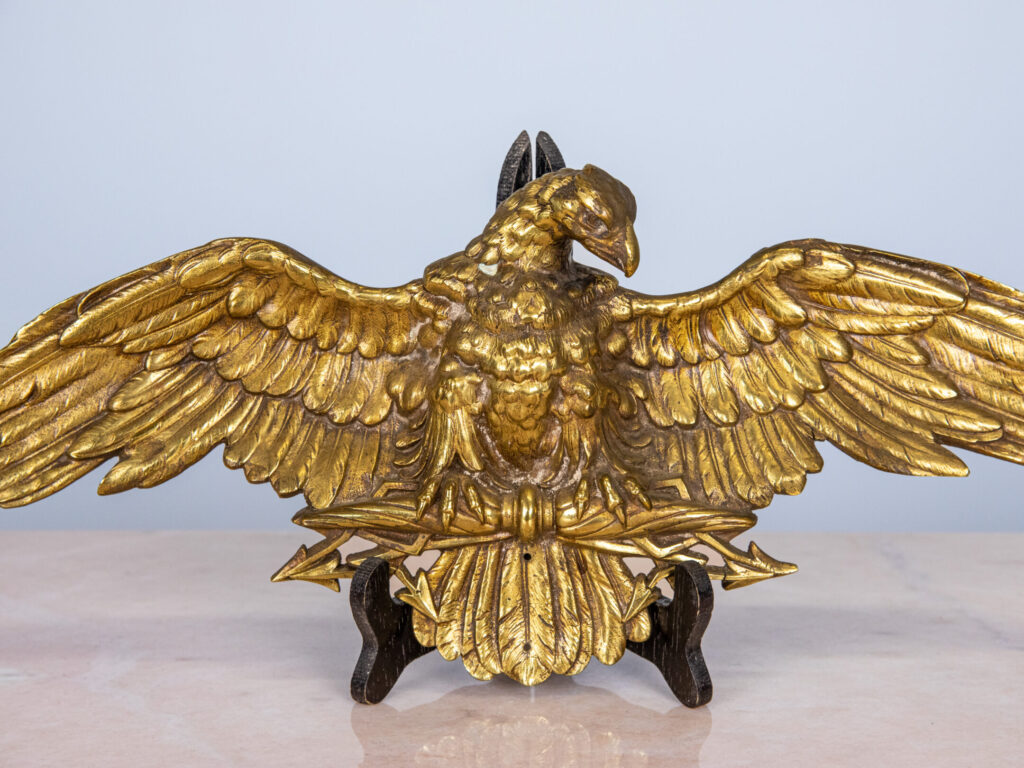 Антикварна декорація у вигляді орла з розпростертими крилами