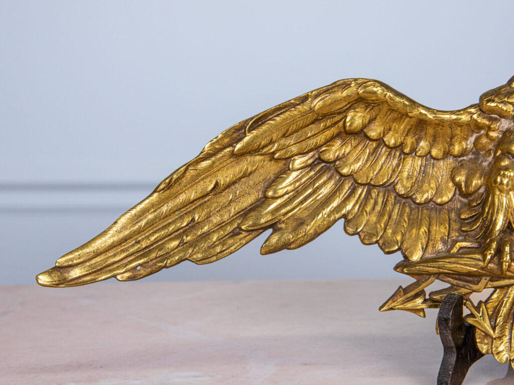 Антикварна декорація у вигляді орла з розпростертими крилами