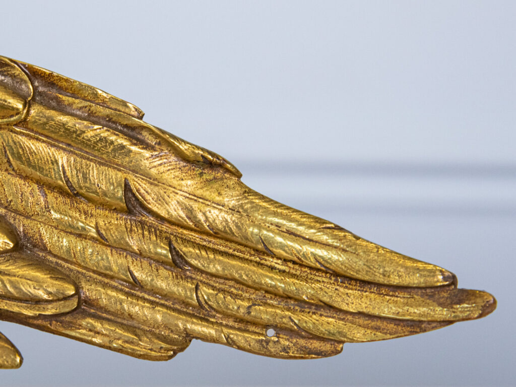 Антикварна декорація у вигляді орла з розпростертими крилами