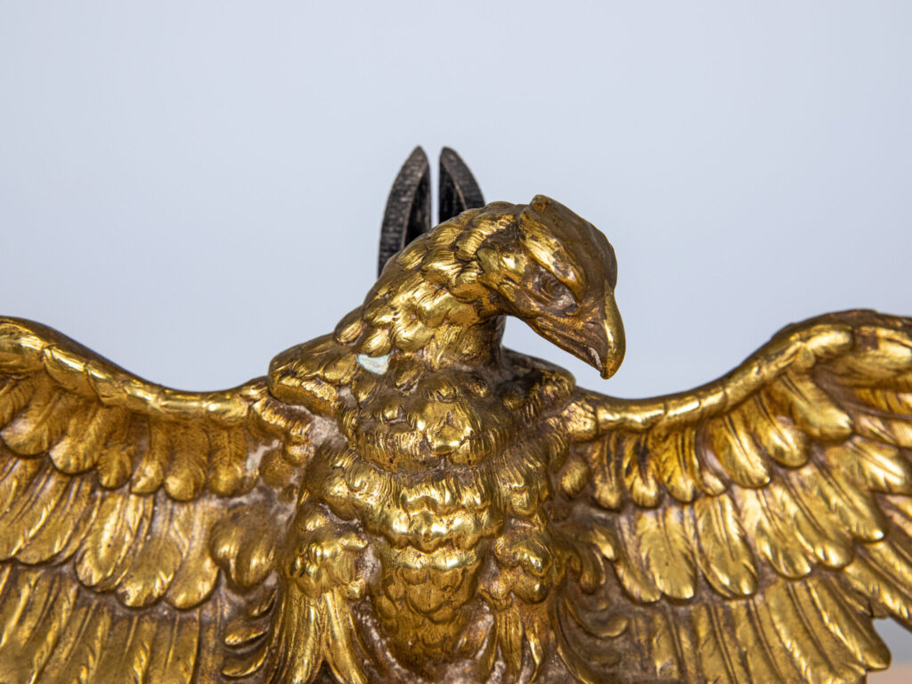 Антикварна декорація у вигляді орла з розпростертими крилами