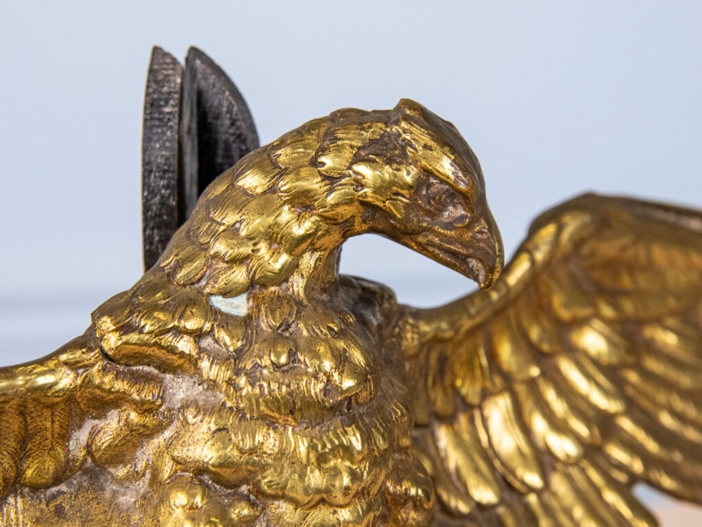 Антикварна декорація у вигляді орла з розпростертими крилами