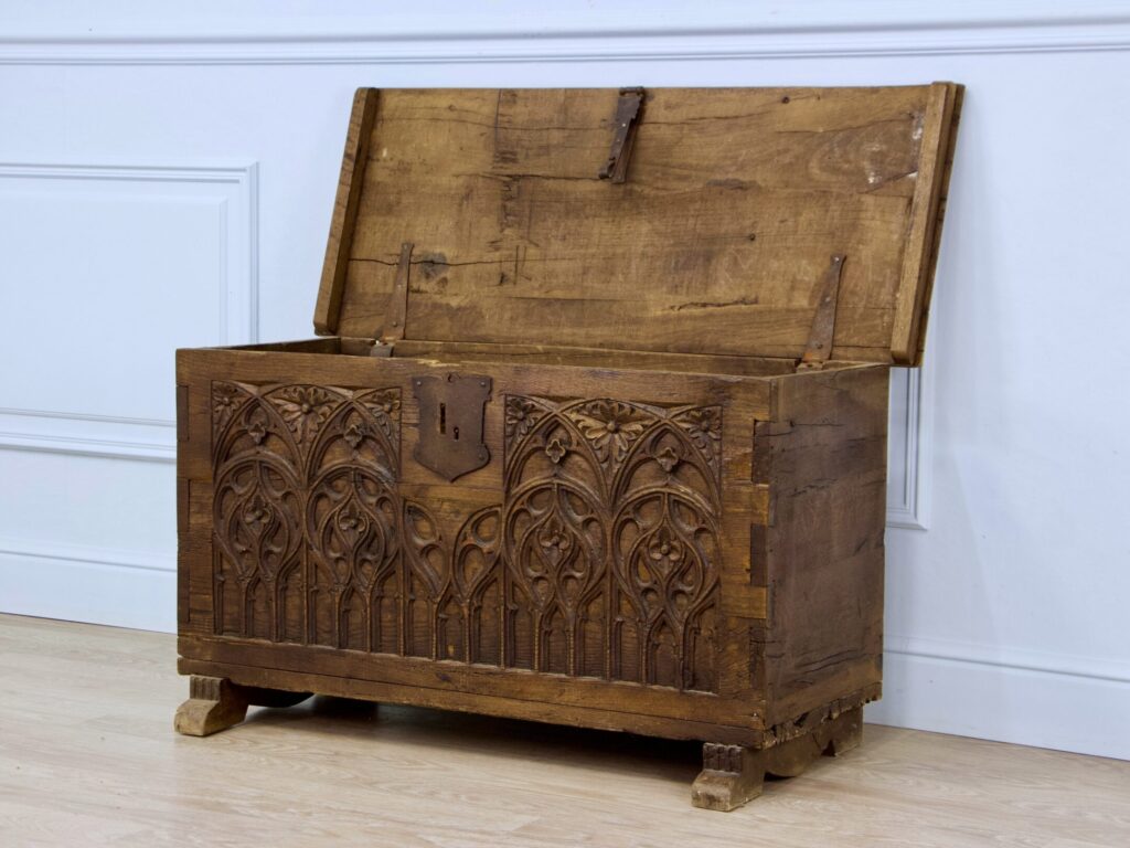 Антикварна скриня у готичному стилі
