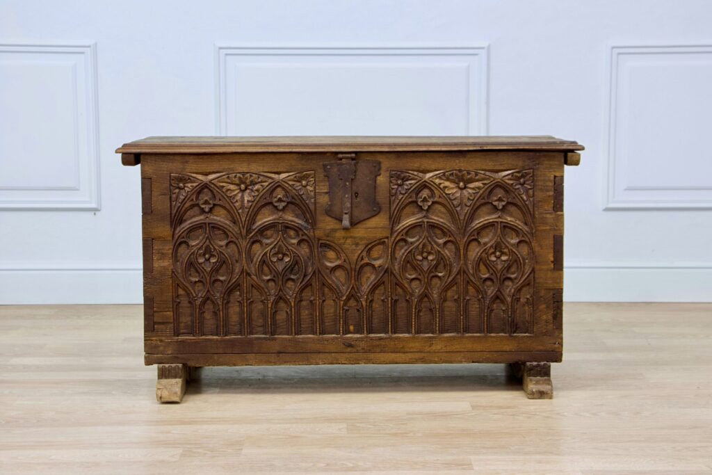 Антикварна скриня у готичному стилі