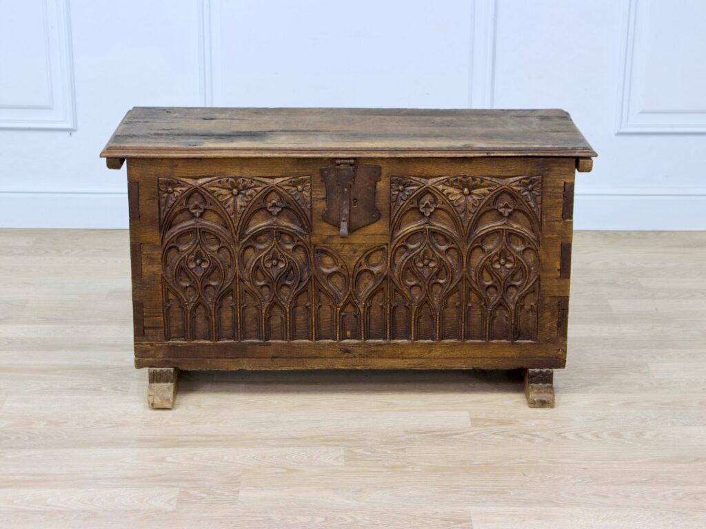 Антикварна скриня у готичному стилі