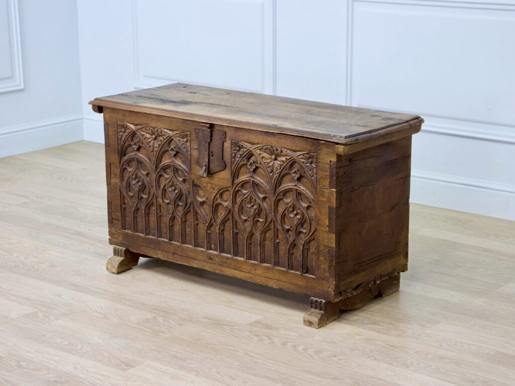 Антикварна скриня у готичному стилі