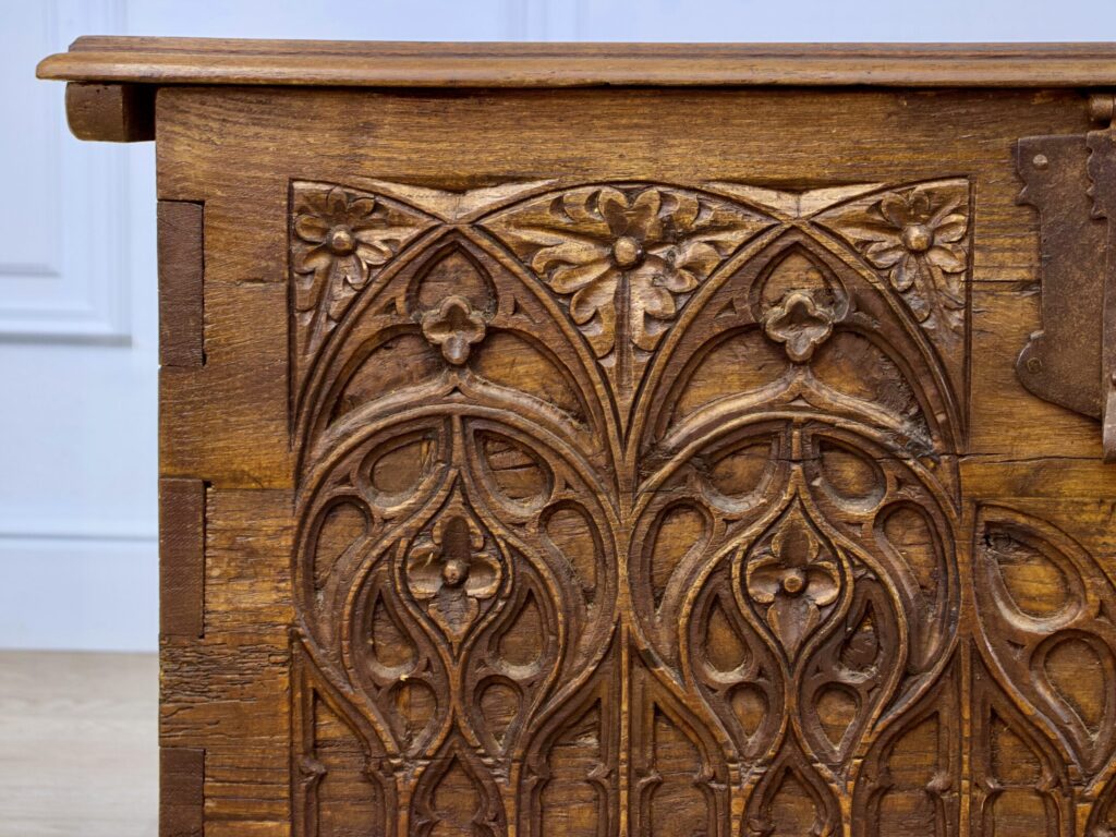 Антикварна скриня у готичному стилі