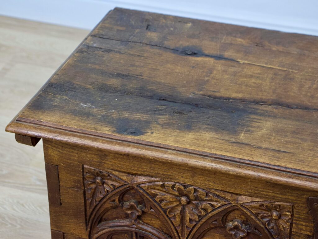 Антикварна скриня у готичному стилі