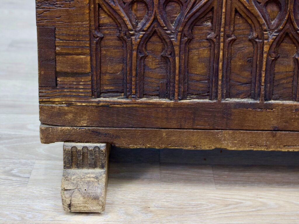 Антикварна скриня у готичному стилі