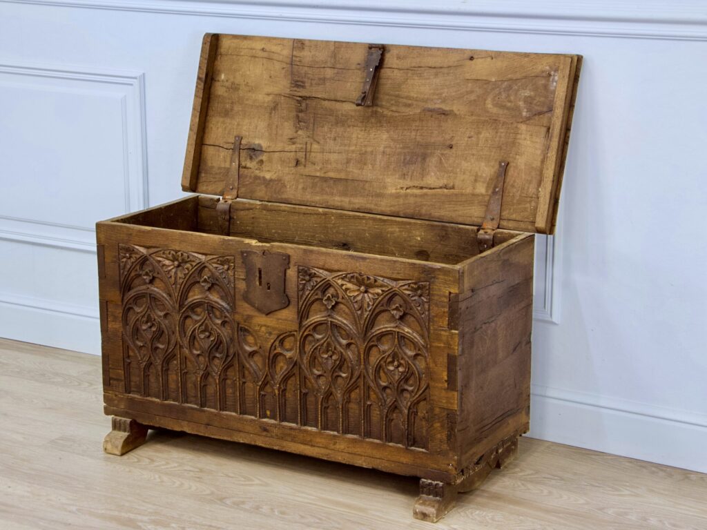 Антикварна скриня у готичному стилі