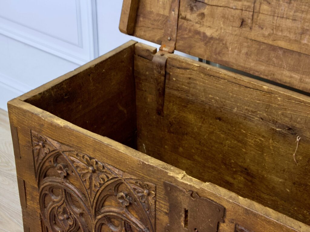 Антикварна скриня у готичному стилі