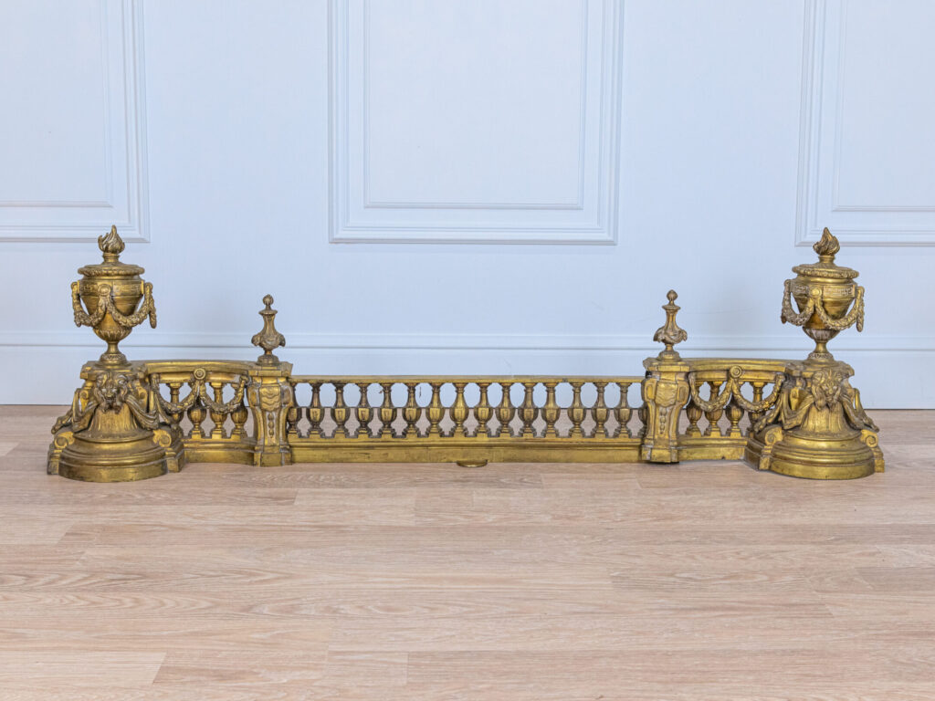 Антикварний декор для каміна