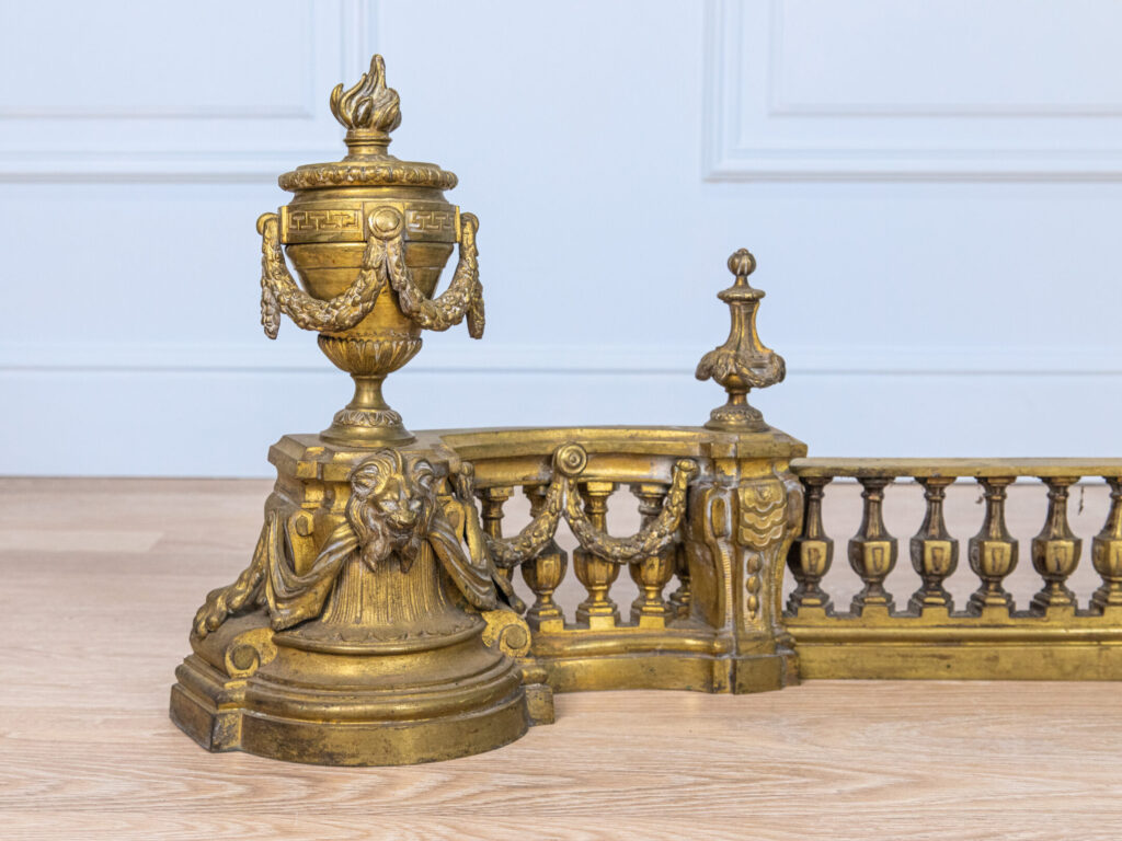 Антикварний декор для каміна