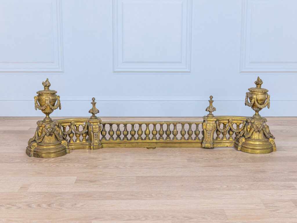 Антикварний декор для каміна