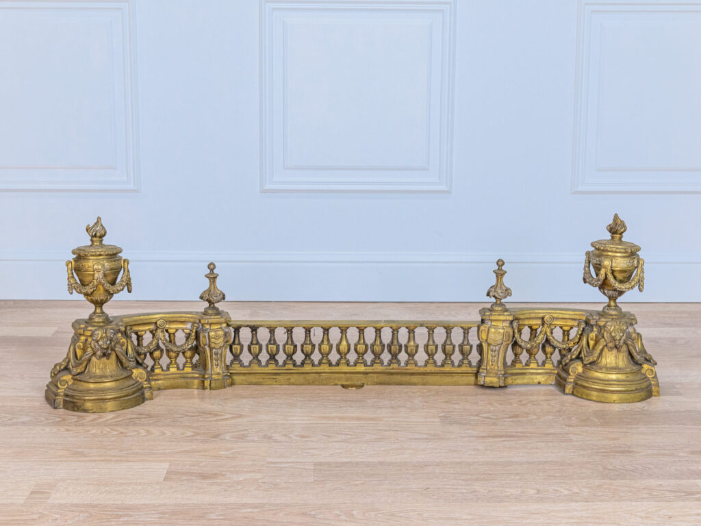 Антикварний декор для каміна