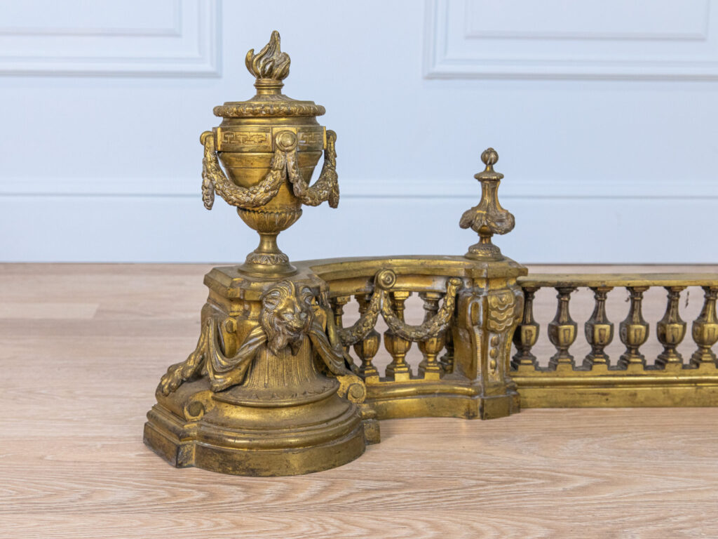 Антикварний декор для каміна