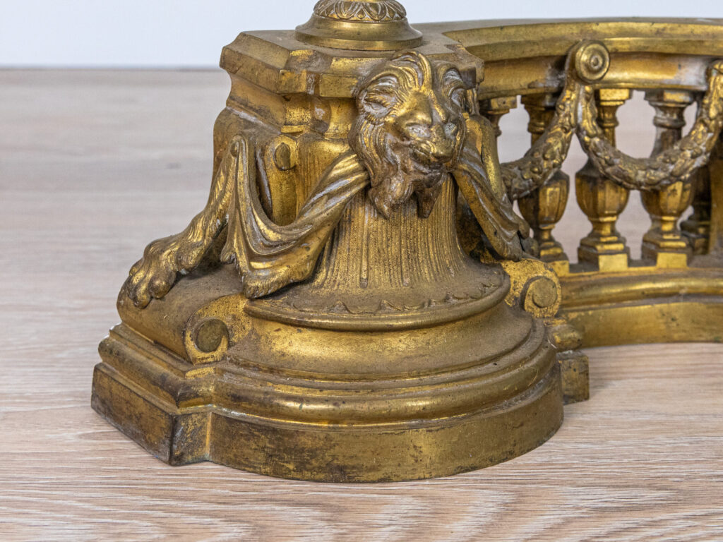 Антикварний декор для каміна