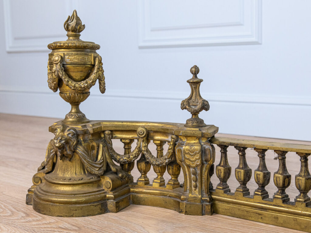 Антикварний декор для каміна