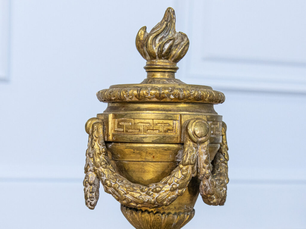 Антикварний декор для каміна