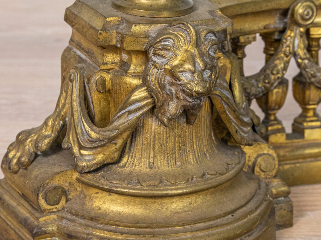 Антикварний декор для каміна