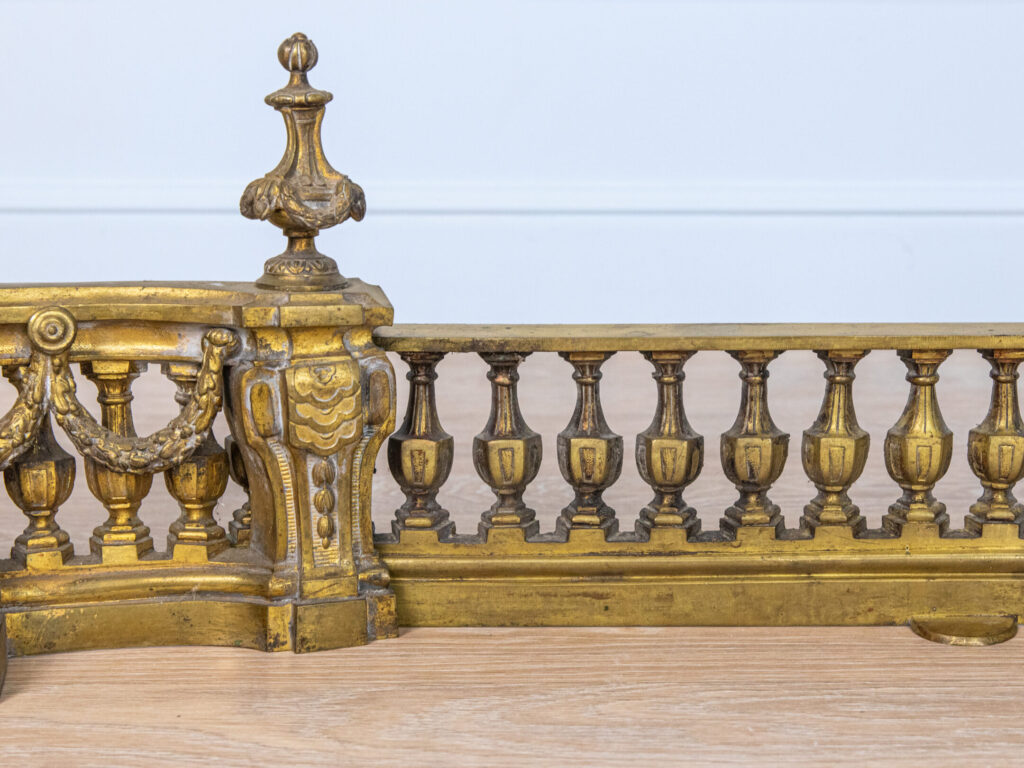 Антикварний декор для каміна