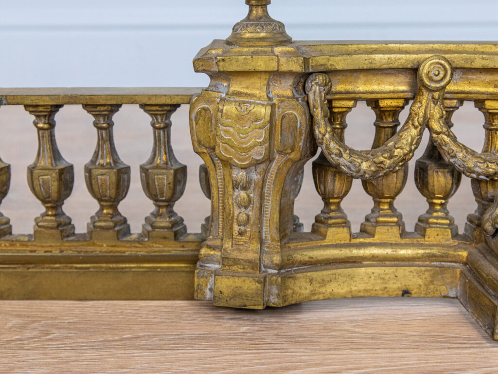 Антикварний декор для каміна