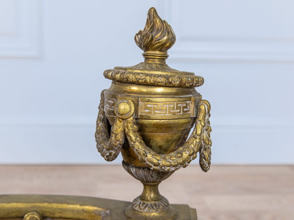 Антикварний декор для каміна